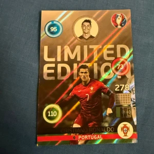 Limited Edition - Cristiano Ronaldo - Snygg limited edition-samlarbild på fotbollsstjärnan Cristiano Ronaldo i Portugals landslagströja. Perfekt för dig som älskar fotboll och vill ha något unikt i din samling! Vid minsta fundering eller prisförslag, tveka inte på att höra av er!