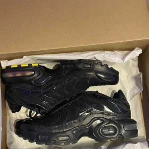Nike tns - Nike tns svarta fick de i present av min kusin från usa men de är för små de är i storlek 36 och perfekt skick har haft de 2-3 gånger på promenader bara