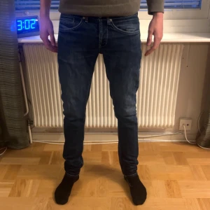 Dondup George jeans  - Dondup George jeans i bra skick 9/10. Använda några gånger och har inga defekter. Modellen är 181 och väger 64. Skriv för frågor eller liknande!