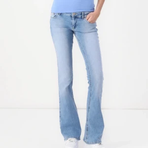 Ljusblå lågmidjade bootcut jeans - Jeans med låg midja och utsvängda ben, använda ett fåtal gånger. Nypris ligger på 549 o mitt pris går att förhandla vid snabb affär💕😁
