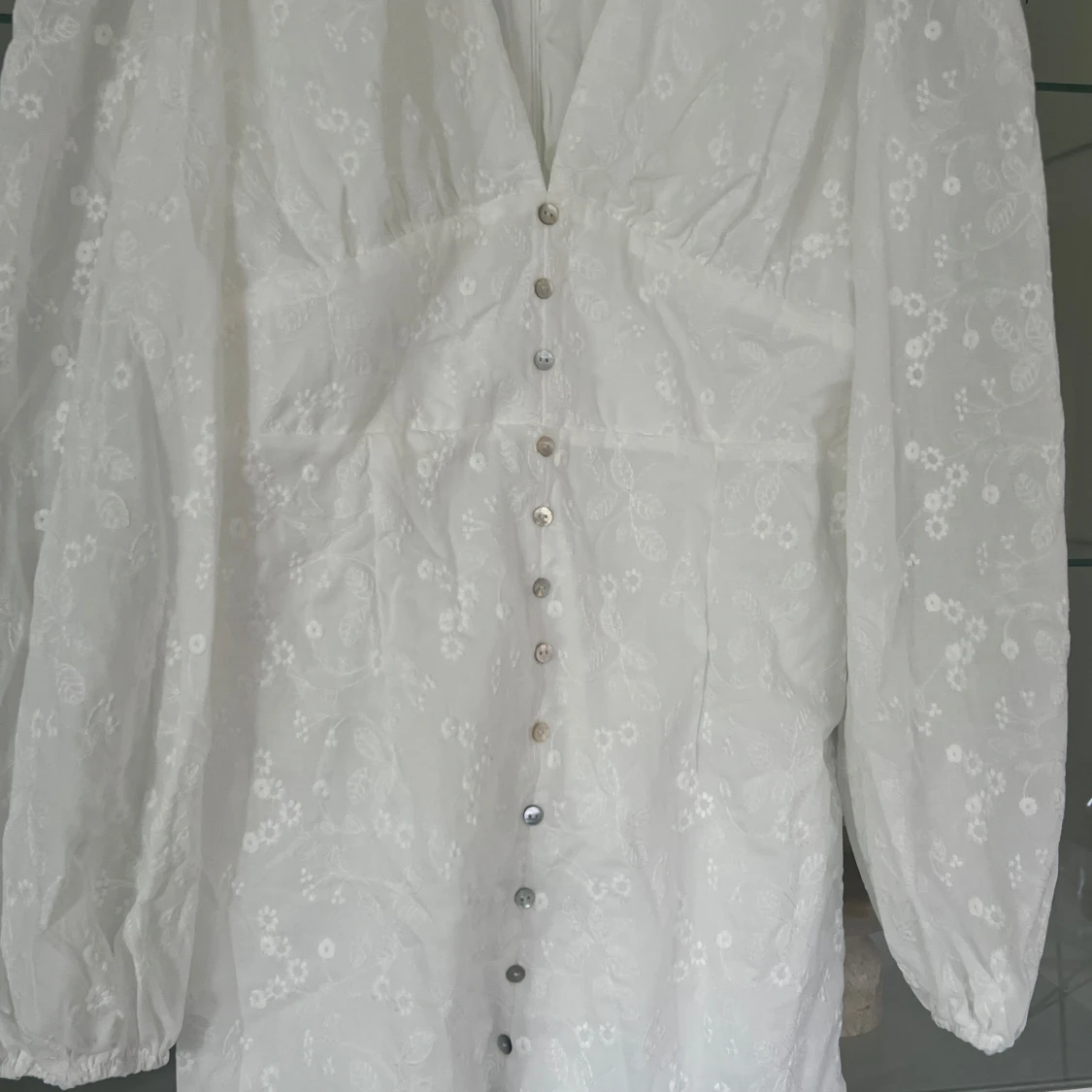 Vit kort klänning med blommig brodyr - 1