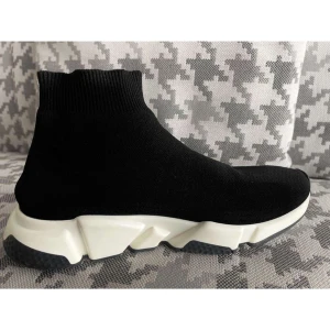 Balenciaga Speed Trainer sneakers svart - Svarta Balenciaga Speed Trainer sneakers med vit chunky sula och stickad ovandel som sitter som en strumpa runt foten. Minimalistisk design med Balenciaga-logga på sidan. Perfekta för dig som gillar streetstyle och vill ha en modern look. Passar även 41, box och dustbag följa med.