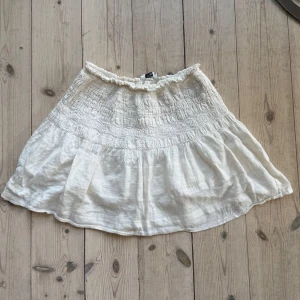 kjol - så himla söt vit/krämvit kjol från zara med broderier😍😍😍😍