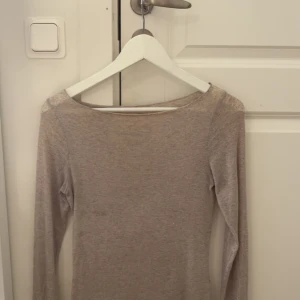 Beige långärmad tröja Intimissimi - Superskön och tunn beige långärmad tröja från Intimissimi i kashmir. Finns små håll men syns inte när man har på sig den. Original pris är 500kr. Pris går diskutera 