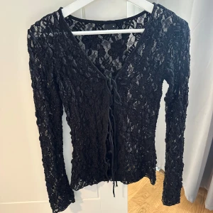 Spetstopp från Ginatricot  - Säljer denna spetstopp från Gina! Andvänd endast en gång, som ny! Toppen är i storlek Xs. 