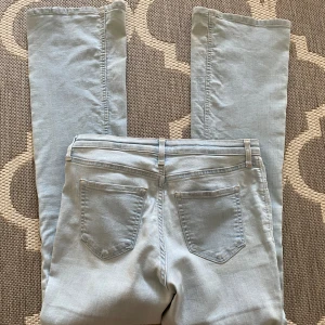 Low waist flare jeans från H&M - Säljer ett par ljusblå low waist flare jeans från H&M! Byxorna är både tvättade och använda. Jeansen är justerbara i midjan!💕byxorna säljs ej på hm längre❣️❣️