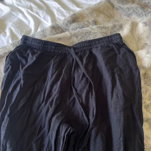 Svarta linnebyxor från Nelly - Svarta linnebyxor från Nelly upp sydda så dom är för korta för mig, är runt 165cm och dom är för korta annars är dom k bra skicka 