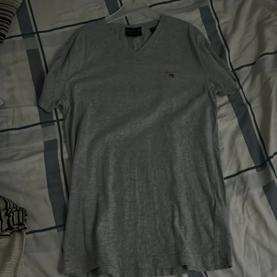 Grå v-ringad t-shirt från GANT OBS köparen står för frakt