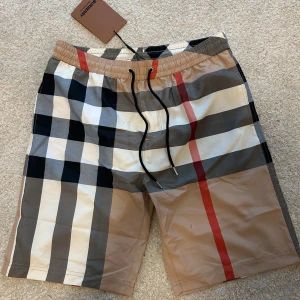 Burberry shorts  - Säljer ett par fina Burberry shorts, kan användas som badbyxor också!! Storlek M. Nytt skick! Skriv för intresse!