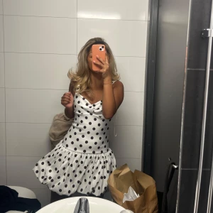 Vit prickig kortklänning med volang - Supersöt vit kortklänning med svarta prickar och volangig kjol från ZARA helt SLUTSÅLD i storlek XS🥰🥰🥰🥰
