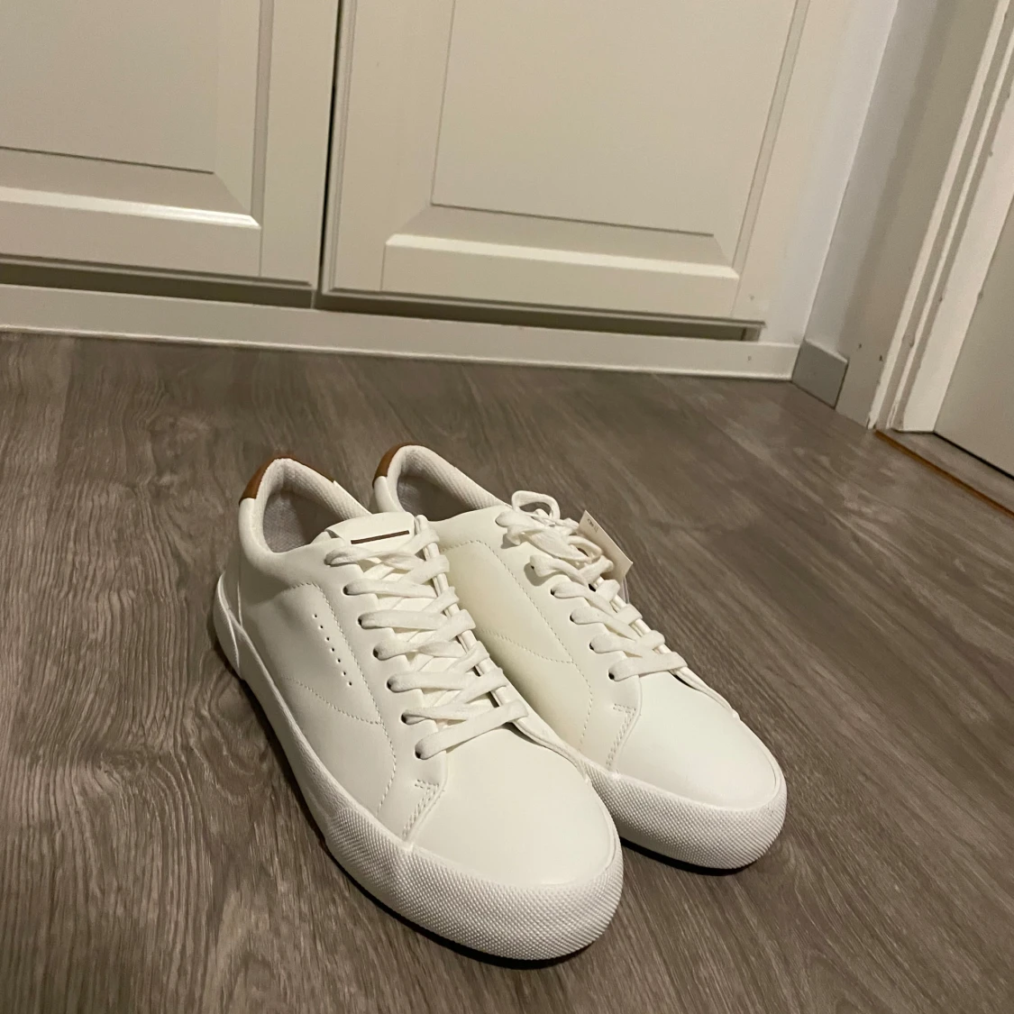 Vita sneakers från Bershka strl 41