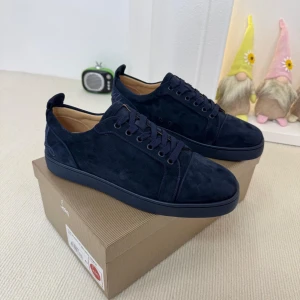 Mörkblå mockasneakers från Louboutin - Snygga mörkblå sneakers från Christian Louboutin i lyxig mocka med rund tå och platt sula. Skorna har ton-i-ton snörning och diskret broderad Louboutin-logga baktill. Insidan är fodrad i beige skinn för extra komfort. Perfekta för dig som gillar stilrena och exklusiva sneakers.
