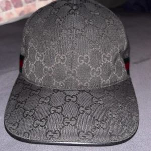 Gucci keps - Snygg svart gucci keps i storlek M, träffas i Stockholm går bra