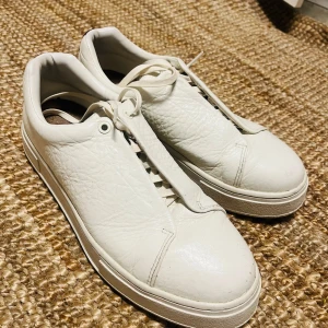 Eytys-sneakers - Använda en sommar, i bra skick. Vita i äkta skinn.