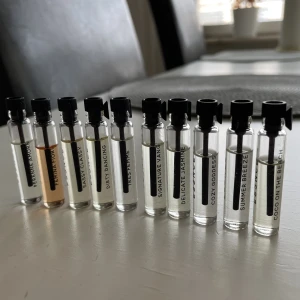 Parfymkit från Essnce  - Parfymkit från Essnce.  Säljer ett set med 10 olika parfymprover, 2 ml i varje. Perfekt för att testa olika dofter. Pris på hemsidan 45 kr styck.