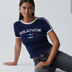 Snygg T-shirt  - Säljer en mörkblå T-shirt. Knappt använd. Skriv vid frågor💕💕