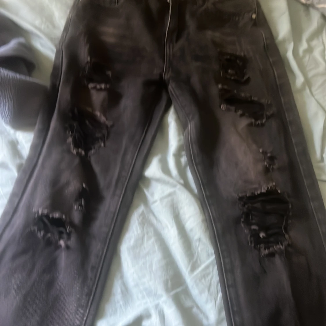 Svarta ripped jeans med dragkedja