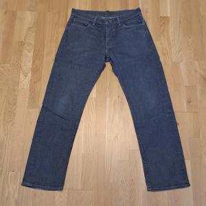 Gråa Levi's 504 jeans - Klassiska Levi's 504 jeans i grått. Byxorna har en rak passform och är medelhöga i midjan.