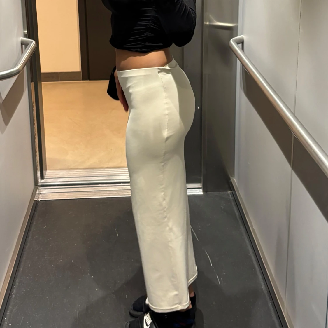 Ljusbeige långkjol i bomull - 1