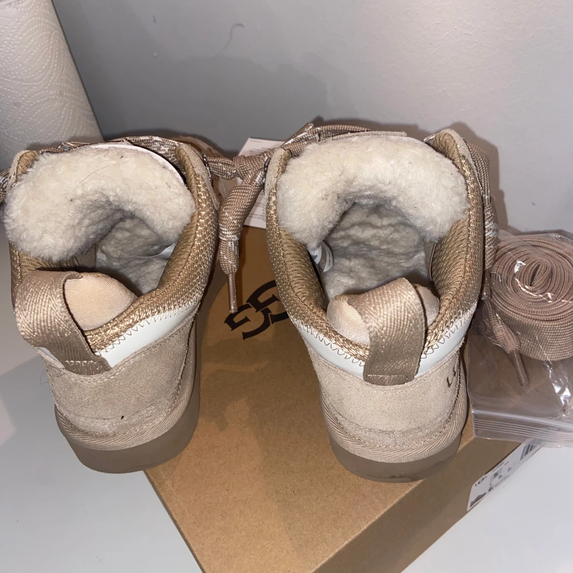 Beige sneakers från UGG med fårfoder - 2