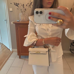 Vit handväska med gulddetaljer - Snygg vit handväska 