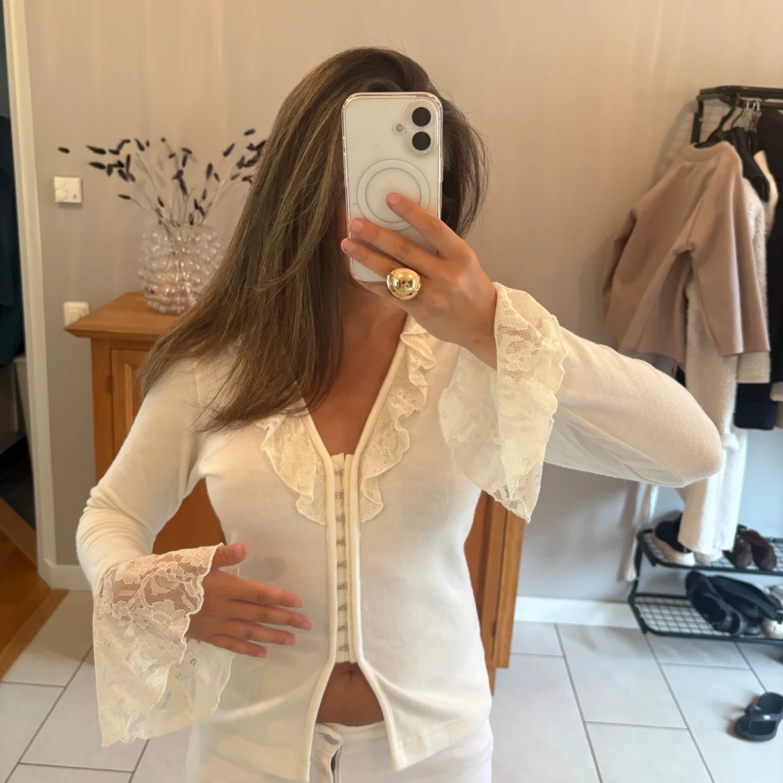 Vit blus med spets och volangdetaljer - 1