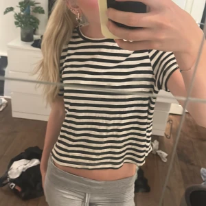 Randig t-shirt från Vero Moda - Säljer en svartvit randig t-shirt från Vero Moda i storlek S. T-shirten har korta ärmar, rund halsringning och är gjord i mjuk bomull. Perfekt för en chill och avslappnad stil.