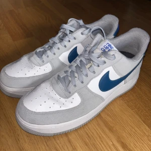 Nike Air Force 1 Athletic Club  - Säljer ett par Nike Air Force 1 i färg av ljusgrått och blått. Väldigt gott skick då jag inte använt de så många gånger pga jag äger många skor. Skriv vid fråga eller vid intresse! 