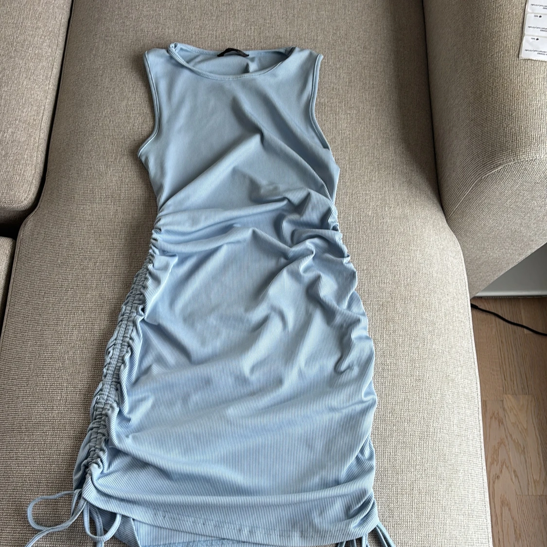 Ljusblå ribbad kortklänning med snörning - 1