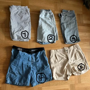STORRENSNING - kläder säljes billigt - Garderobsrensing inför flytt. Vissa plagg är skrynkliga, men alla är i bra skick!  Bild 1 - Shorts 20 kr 1. Dam, strlk 44 2. Unisex, saknar strlk ca L 3. Herr, strlk 34 har en slits om ca 5 cm på vardera ben. 4. Herr strlk 31 (stora i passformen) stängs med kardborreband på sidan 5. Dam, strlk 46  Bild 2 - Långbyxor 30 kr 1. Lee Herr W 33, L 2. Vita cargo-byxor - Junkyard Unisex strlk XL 3. Röda arbetarbyxor - JobMan strlk passar för 170/176 cm, m 94 Bild 3  Tshirt,  L 20kr Skjorta, M 30kr