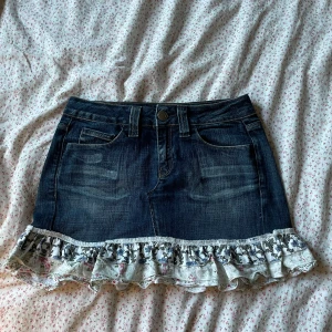 Jeanskjol med volang från Crocker - Mörkblåe jeanskjol från Crocker! Kommer inte till användning! 💗😊