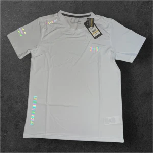 Vit Under armour compression shirt - FÖLJARE FÅR RABATT💯🔥Säljer en vit t-shirt (idrottströja) från Under Armour med en reflektiv logs på bröstet och tryck längs sidan. T-shirten är tillverkad i ett lätt och funktionellt material, perfekt för träning eller sport. Dens loga är också en reflex som byter till coola färger. Har dessutom en svart i samma storlek och en i storlek L. Tveka ej på att kontakta mig vid funderingar. Pris ej hugget i sten& FÖLJARE FÅR RABATT💯🔥