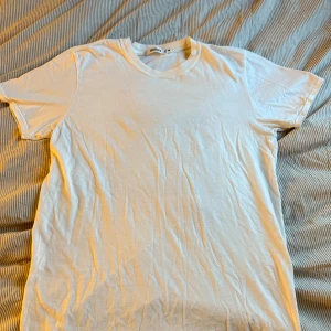 Vit After Hours t-shirt från Missguided - Vit t-shirt från Missguided med tryck från albumet AFTER HOURS av The Weekend på ryggen. 