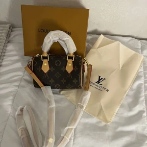 Fin Brun Axelväska Helt NY - Helt o använd ny söt väska med gulddetaljer, kommer med box och dust bag, helt ny och oanvänd kan förbeställas i olika storlekar finns i 16 (bilden) 20,25,30 cm. Äkta skin har du frågor bara att dma 💕🌸