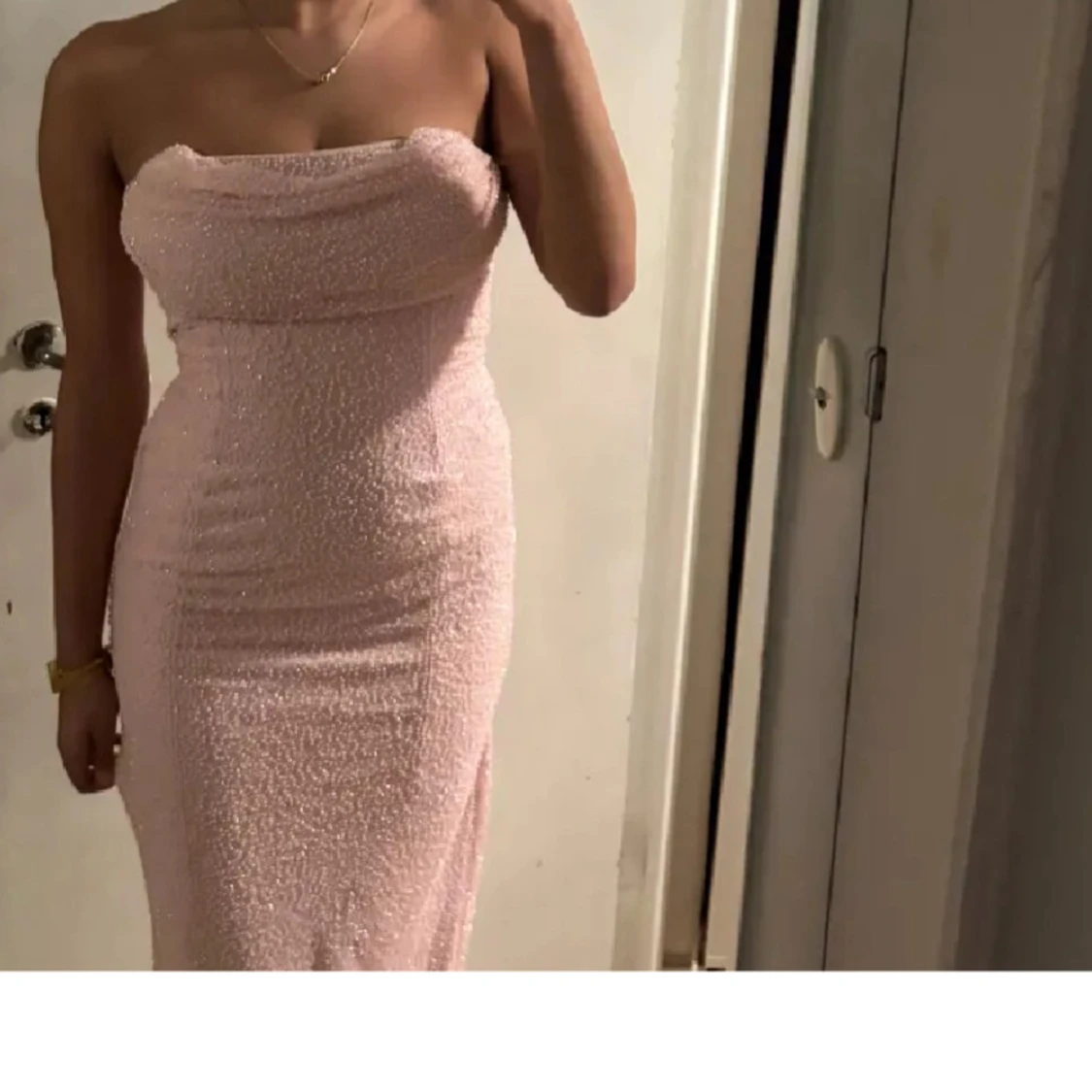 Ljusrosa axelbandslös klänning - 2