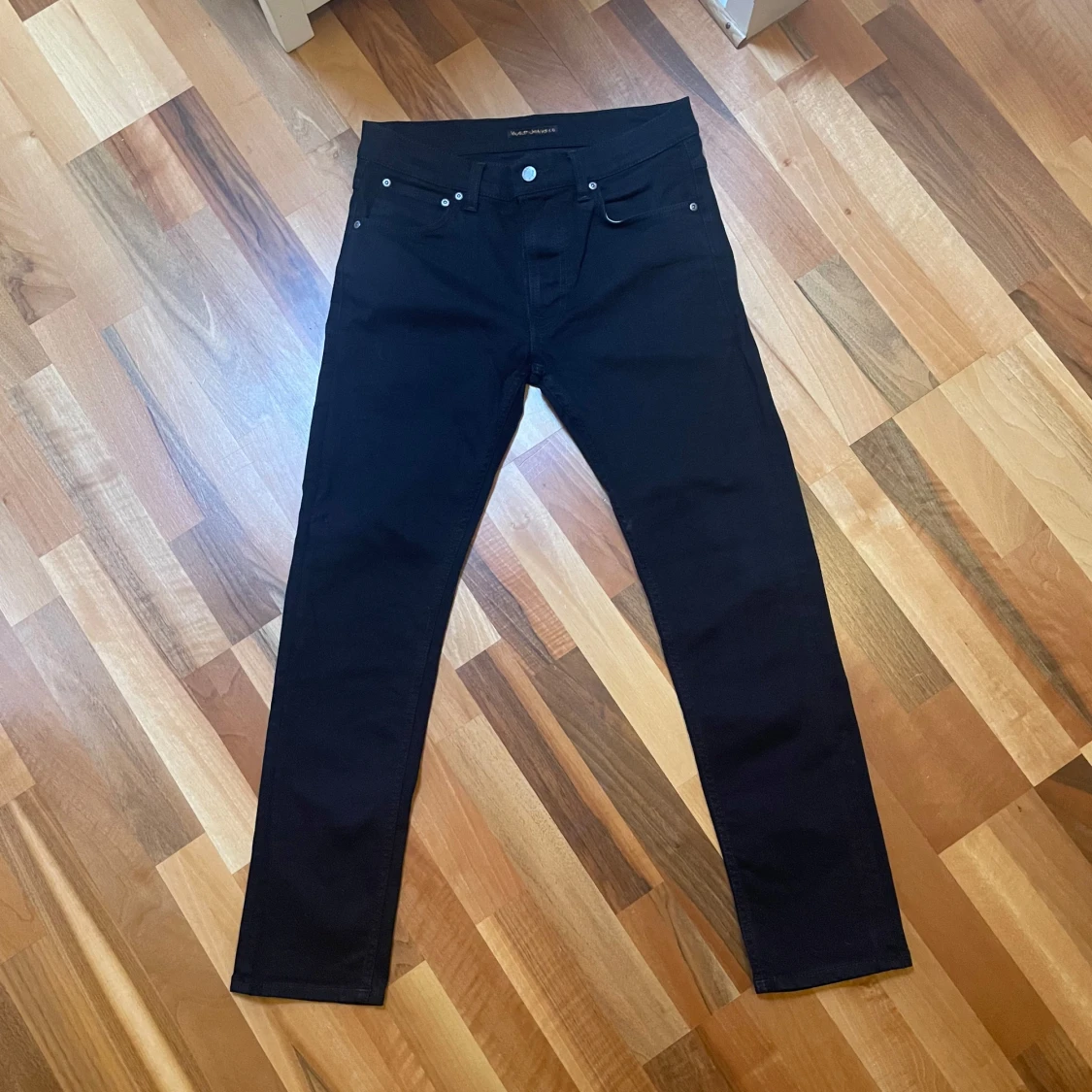 Svarta jeans nudie 