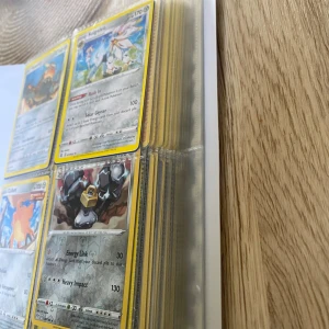 Säljer 4 permar med Pokémon kort - Tjena säljer 4 permar nästan alla är äkta alla permar är typ fulla högst bud får dom står inte för frakten kan mötas upp oxå 