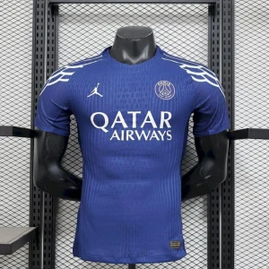 PSG blå matchtröja Jordan x Nike - Paris Saint-Germain fotbollströja i blått med vita detaljer och tryck. Tröjan har korta ärmar, rund hals och är tillverkad i ett lätt, ventilerande funktionsmaterial. 