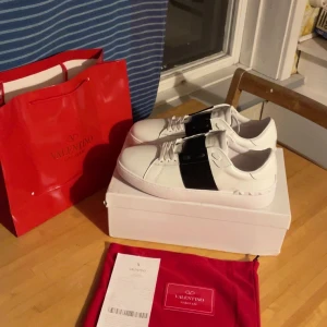 Valentino Opens - Nu är dessa sjukt fräscha Valentina Open till salu. De är i rent nyskick, helt perfekta nu till svenska sommaren! De är självklart Äkta med kvitto som tydligt äktighetsbevis tveka inte att skriva vid minsta fundering!!