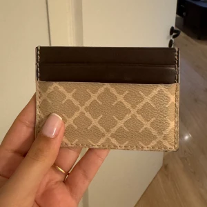 Malene Birger korthållare  - Jätte fin korthållare från Malene Birger, korthållare har några få missfärgningar som man kan se på bilden