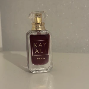 Kayali Vanilla | 28 parfym - Vanilla 28 i 10ml. Sprayat kanske 1-2ggr men doften passade tyvärr inte mig:( Har tyvärr inte original kartongen kvar.