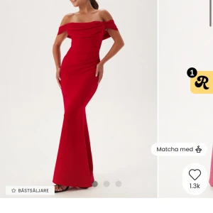 Röd balklänning  - Snygg röd långklänning från Bubbleroom med offshoulder och draperad överdel. Klänningen har figurnära passform och markerad midja, perfekt för bal eller fest. Tillverkad i stretchigt material som sitter bekvämt och framhäver siluetten. Inga defekter alls och endast andvönda en kväll 