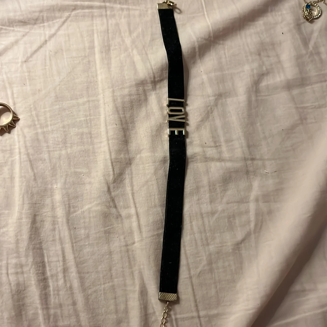 Svart sammet choker med LOVE-detalj - 1