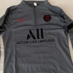 Psg tröja - Säljer nu denna asfeta psg tröjan/koftan. Den är i perfekt skick, med prislappen kvar, det är bara att skriva vid funderingar