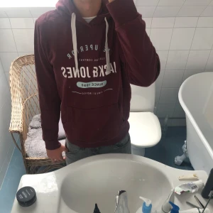Jack & Jones hoodie  - Tja! Säljer en riktigt snygg vinröd hoodie från J&J. Unik och snygg. 10/10 skick inga defekter eller fläckar eller liknande. As bra passform. Hör av dig vid fundering!