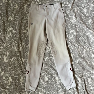 Cavalleria Toscana ridbyxor  - Vita cavalleria Toscana ridbyxor i storlek 10. Har lite missfärgningar som syns på bilderna annars bra skick. Dragkedjan är precis lagad💕