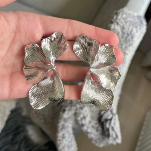 Stora silvriga blomörhängen - Supersnygga silvriga blomörhängen i bra skick i metall💗