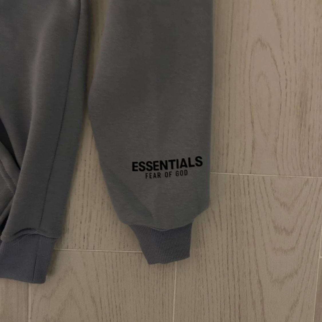 Grå Essentials Fear of God hoodie - 1