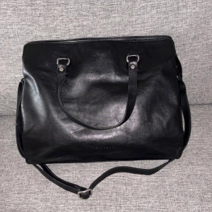 Skinnväska - Väska från italienska The Trend i finaste skinnkvalitet. Kan användas med eller utan axelrem. Mått 33+13*27 cm. Praktiska fack inuti. Mycket sparsamt använd, som ny .Nypris 1800 sek. 