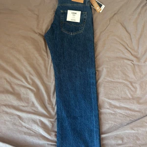 JJChris Blue denim - W32/L32 - Mörkblå JJChris med klassisk femficksdesign och raka ben. Jeansen har en avslappnad passform och är tillverkade i robust denim. Perfekta för dig som gillar en chill och tidlös look.